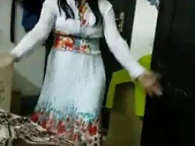मोनिका असिसला तिची विदेशी पुच्ची चांगली आणि योग्य मिळते