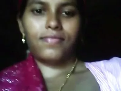 आशियाई श्यामला मित्रांसोबत त्रिगुट होती