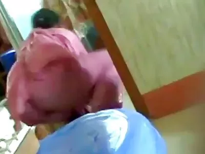 श्यामला कडक मांसाची काठी चोखत आहे