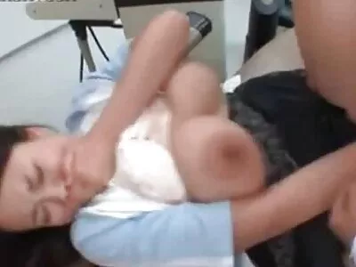 INked श्यामला क्रिस्टी मॅक देते एक handjob
