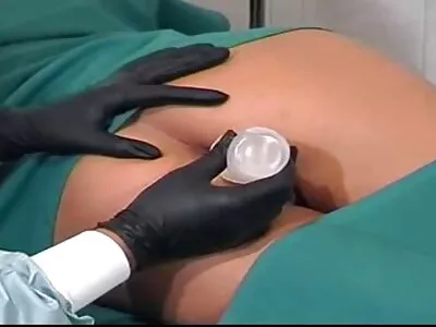 श्यामला Krissy लिन एक खोल blowjob देते आणि एक भार मिळतो
