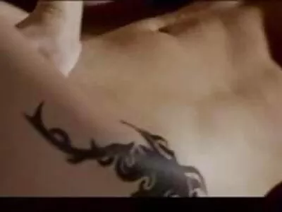 छान दिसणारी श्यामला डिक चोखत आहे
